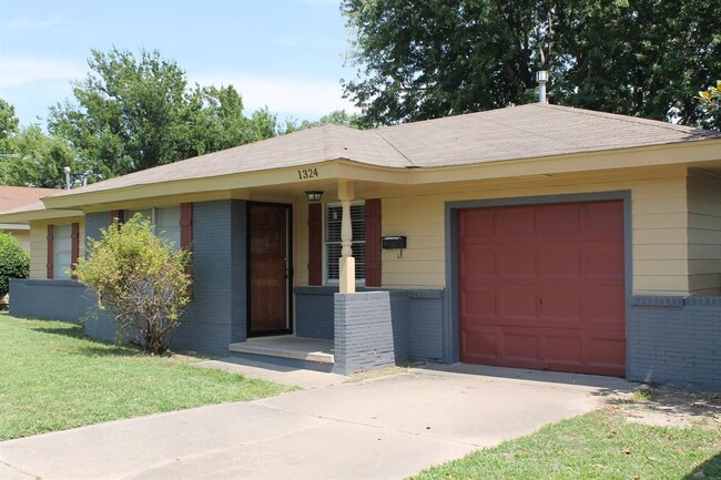Building Photo - 1324 Denison Dr