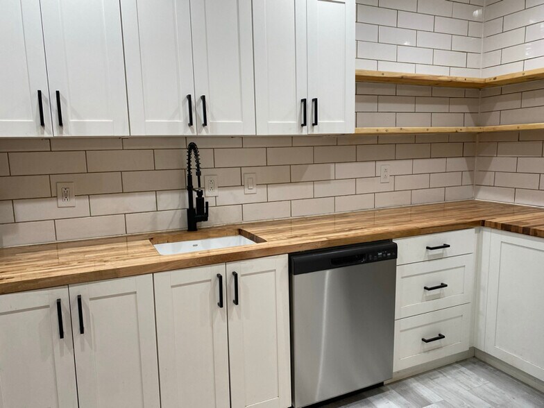 Building Photo - 423 21st St NE