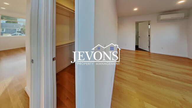 Building Photo - 5BR/4.5BA House in Seattle -- Available Now!