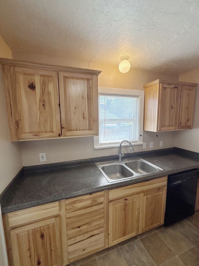 Building Photo - Charming 3 Bed, 2 Bath Home in Pocatello!