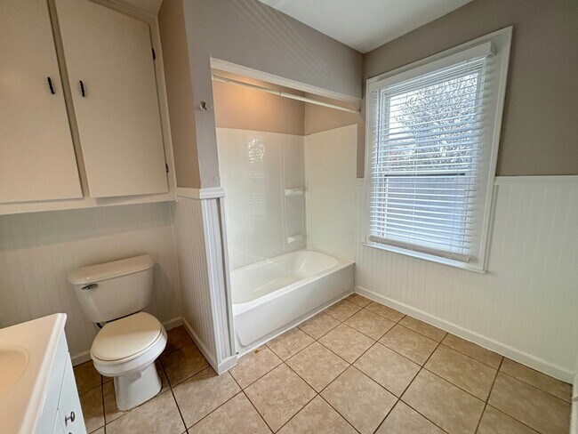 Building Photo - 536 E Jarvis Ave