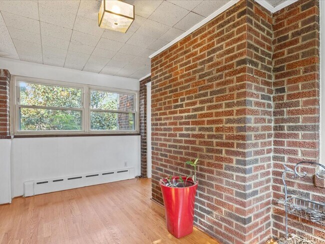 Building Photo - Vintage home with Modern finishes and fenc...