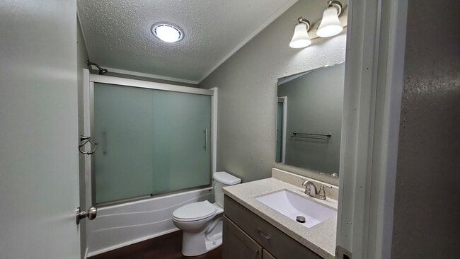 Building Photo - Spacious, Newly Renovated 3 Bed, 2 Bath Home