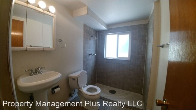 Building Photo - 4 br, 1.5 bath House - 1011 Yeager Dr