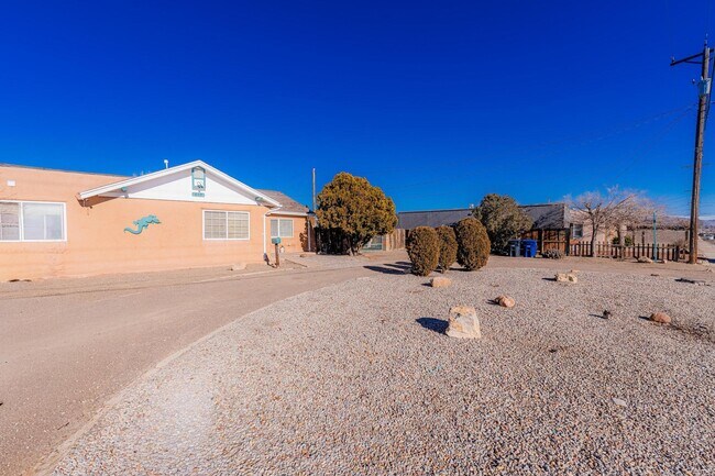 Building Photo - 609 Candelaria Rd NW