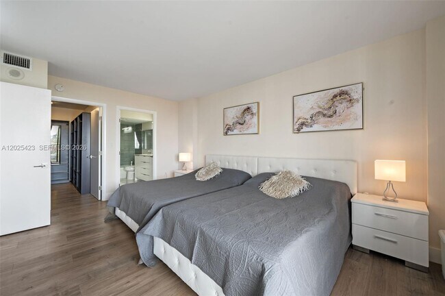 Building Photo - 20505 E Country Club Dr