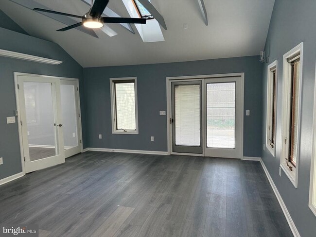 Building Photo - 7810 Newington Woods Dr