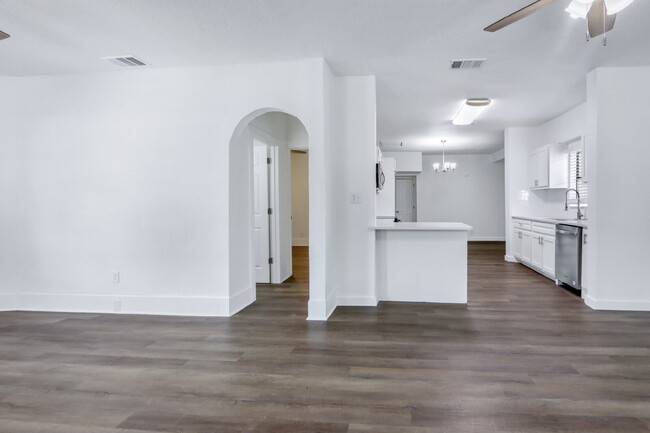 Building Photo - "Charming 3-Bedroom Sanctuary on Buckingha...