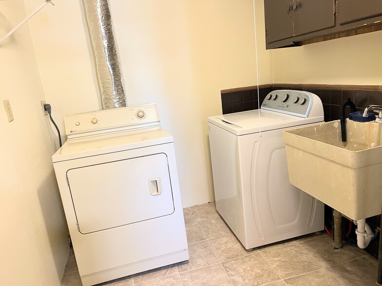 Building Photo - 1670 Stillwater St