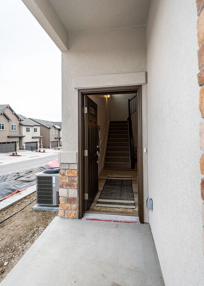 Building Photo - 3 Bedroom End Unit Luxury Townhome in Moun...