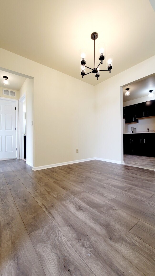 Building Photo - 245 Brookwood Dr