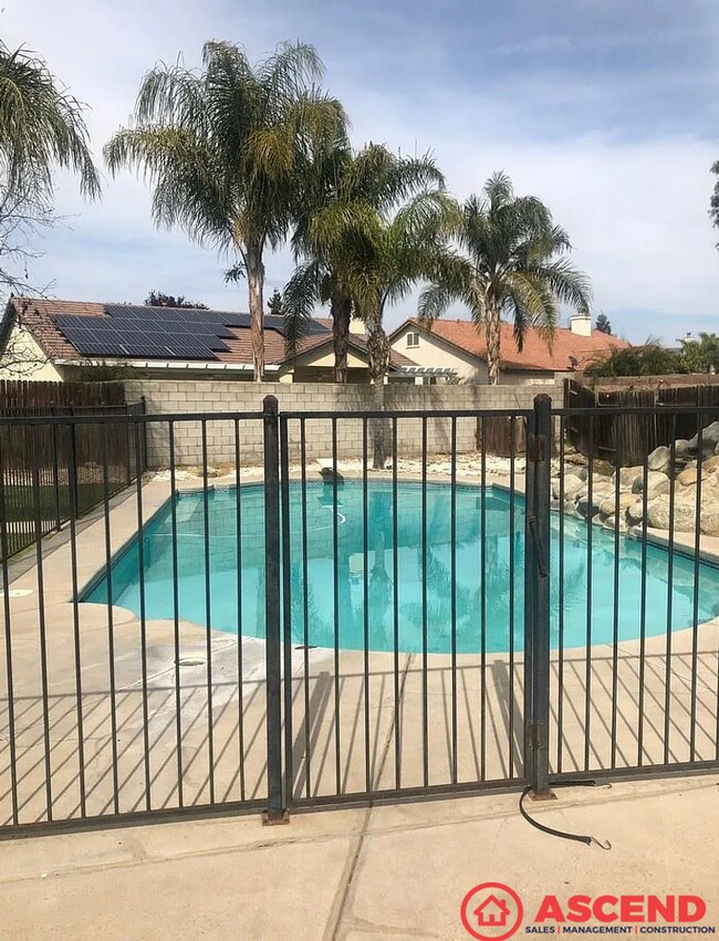 Building Photo - Stunning 3BD/2BA Home in Bakersfield's 93313 — Pool, 3-Car Garage, Gardener & Pool Service Included!