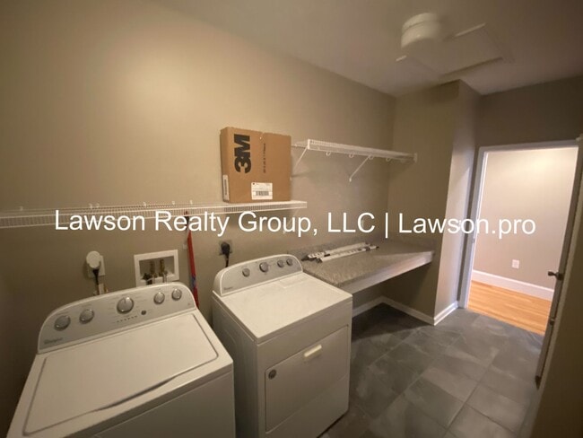 Building Photo - Craftsman Style One Level Living in Southw...