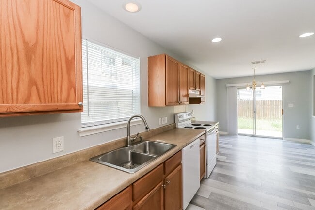 Building Photo - Amazing home ready to move in!