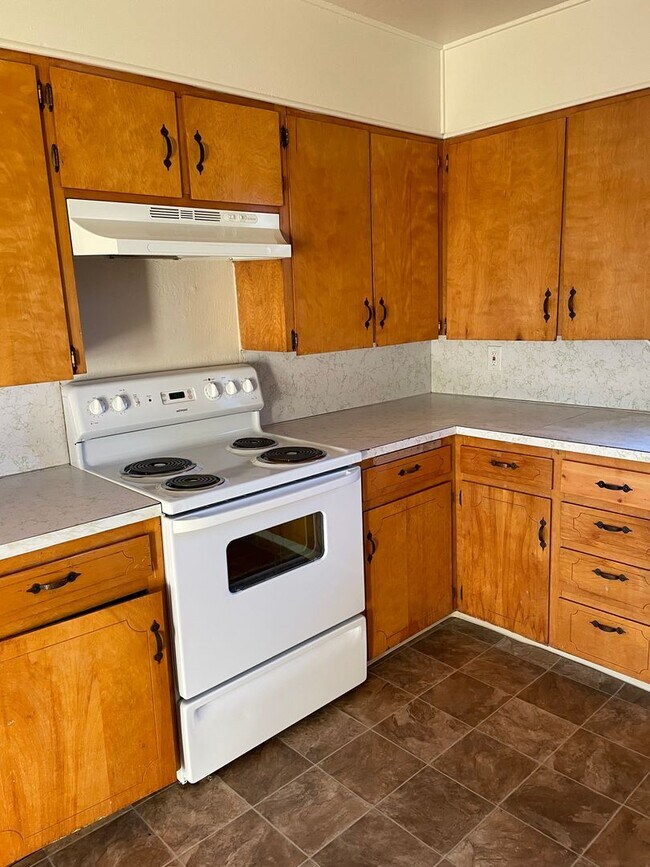 Building Photo - 2 BED/1 BATH - END UNIT WITH CITY VIEW & PET FRIENDLY