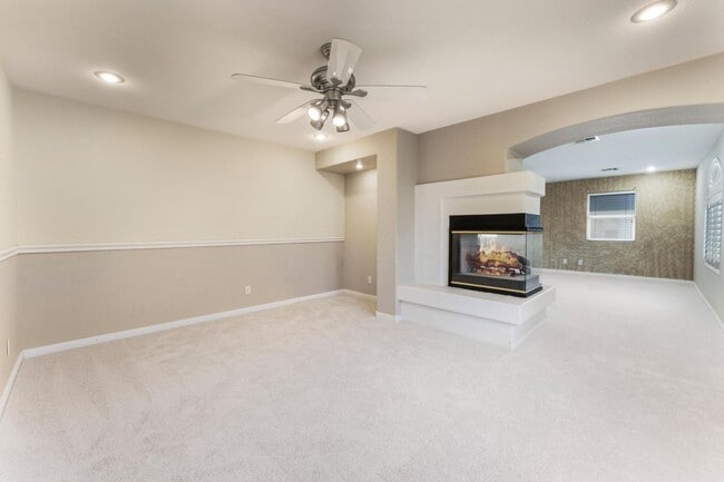 Building Photo - Luxurious Home in Gated Community