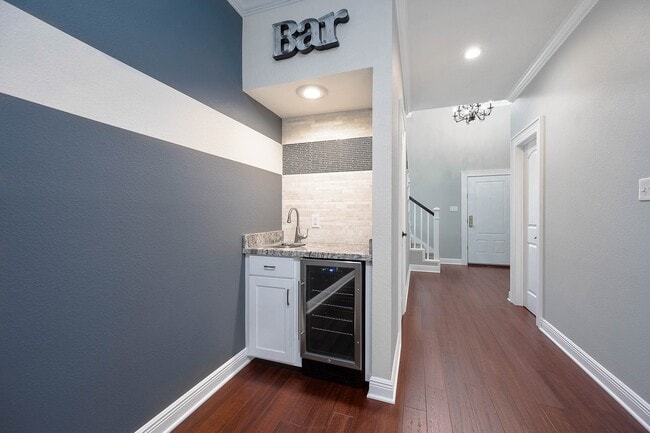 Building Photo - 2470 Country Club Dr