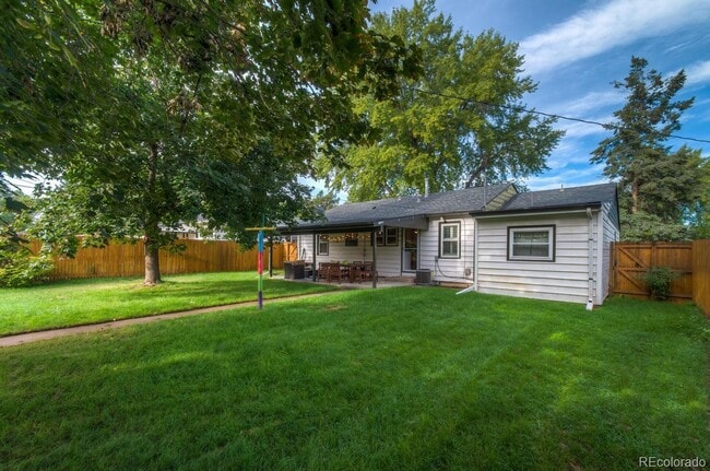 Building Photo - Fantastic Englewood Ranch