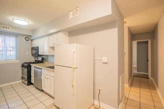 Building Photo - Lovely 2 Bedroom / 1 Bathroom Apartment in...