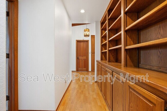 Building Photo - 4000 James Dr