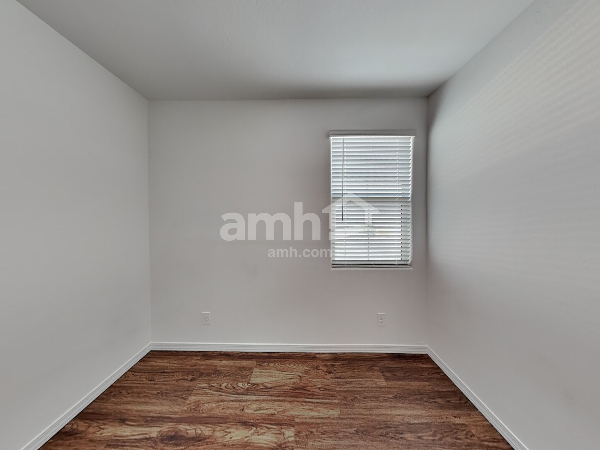 Building Photo - 15074 W Sherman St