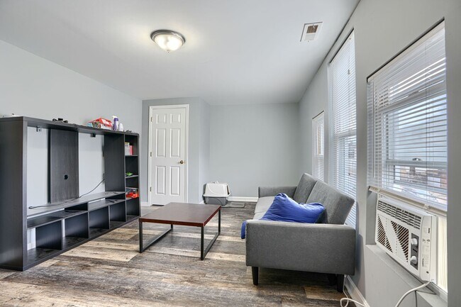 Building Photo - 304 Collins Ave