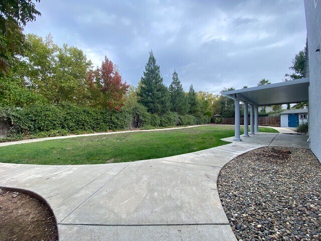 Building Photo - Beautiful and spacious 3-bedroom, 2.5-bathroom home with loft/den in E