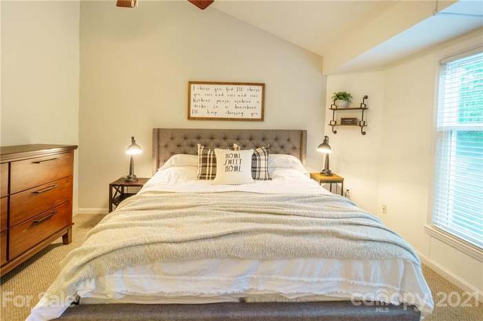 Building Photo - 423 W 8th St