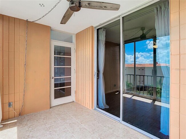 Building Photo - 7400 Sun Island Dr S