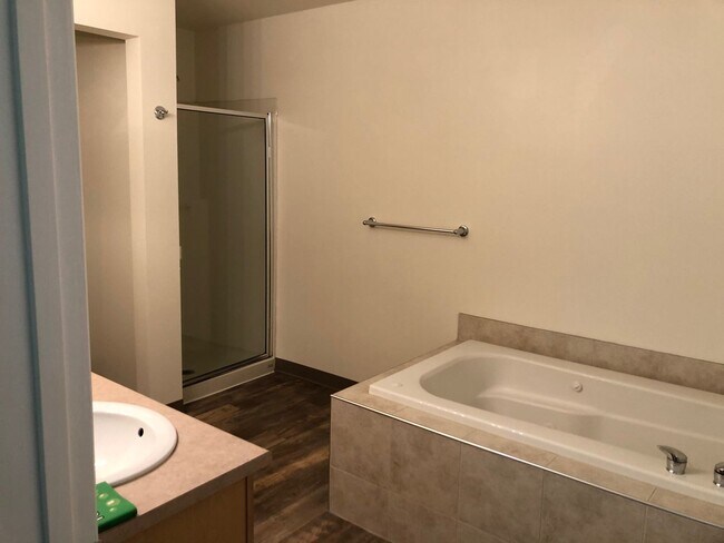 Building Photo - Walnut Grove 2 Bedroom, 2 Bath Condominium