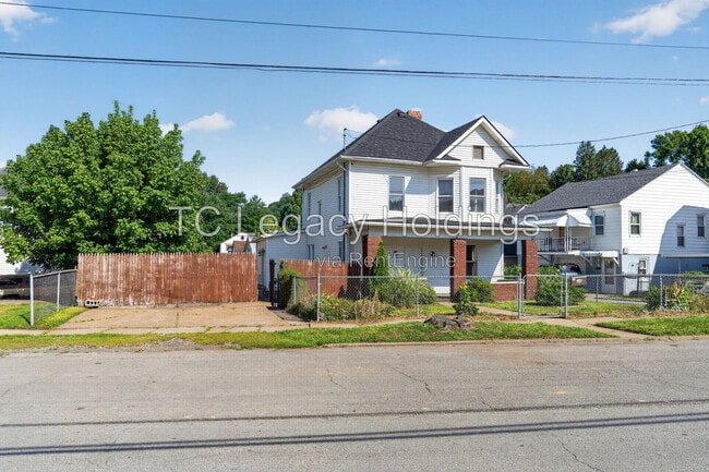 Building Photo - 890 Traction St