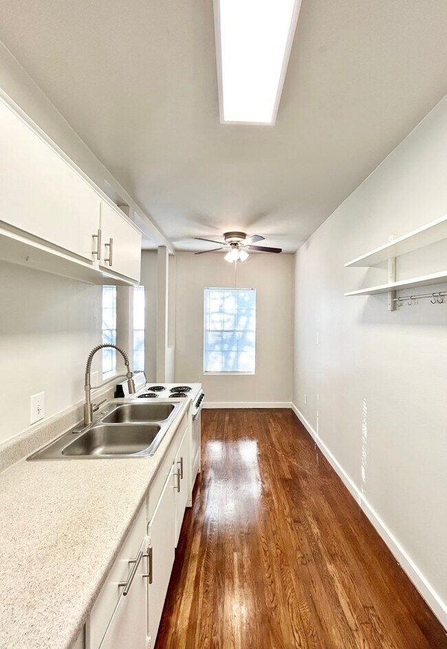 Building Photo - 4021 Mandell St