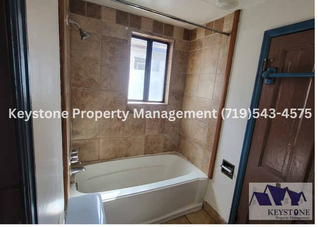 Building Photo - Freshly Painted Home - 2 Bedrooms/1 Bath/ ...