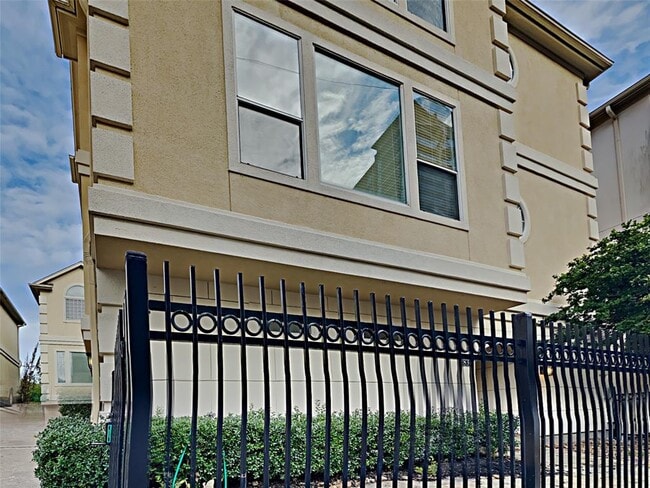 Primary Photo - 839 Rosine St