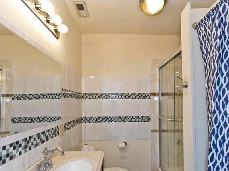 Building Photo - 1368 W Evergreen Ave