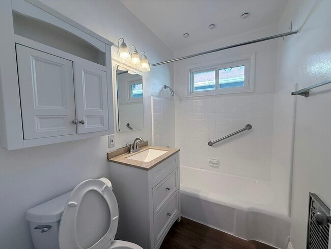 Building Photo - 504 N Hollywood Way