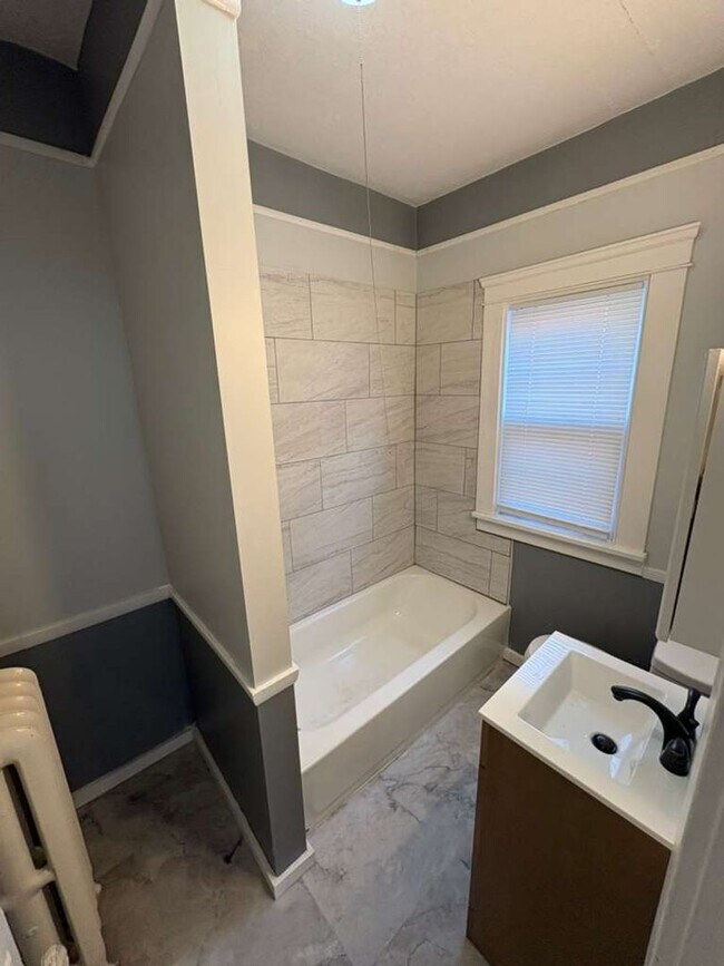 Building Photo - Cozy & Convenient Euclid Home Near Lake Erie