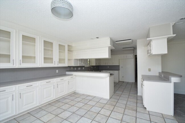 Building Photo - 538 Longview Dr