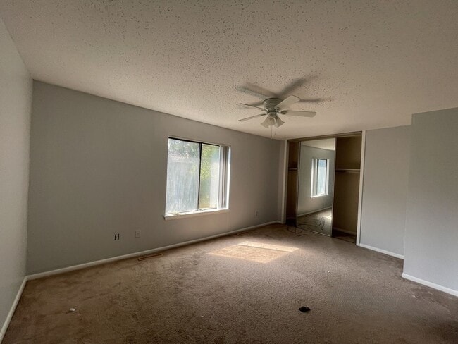 Building Photo - AWESOME TOWN HOME STEPS AWAY FROM BEACH ACCESS
