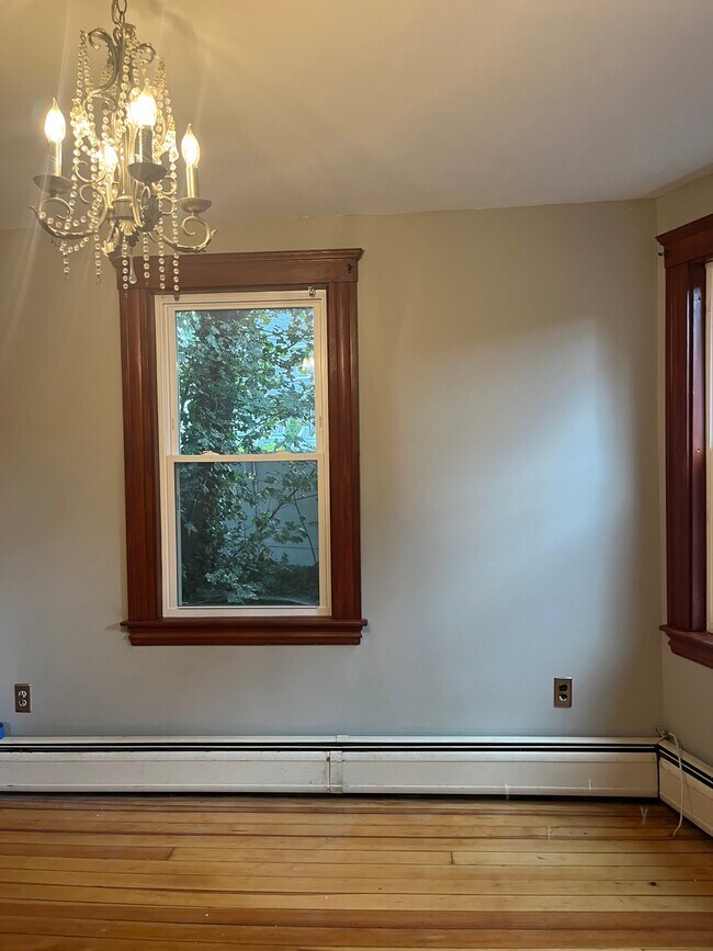 Building Photo - 107 Elm St