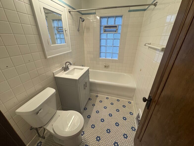 Building Photo - 1611 S 56th St