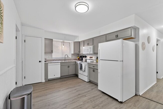 Building Photo - 1545 Reale Ave