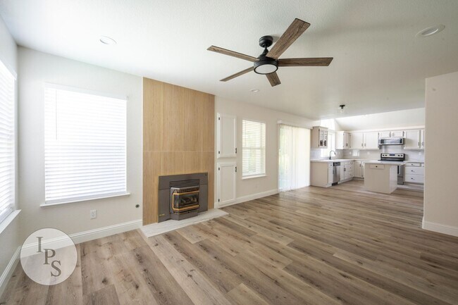 Building Photo - Fresno CUSD Home, 4BR/3BA, Newly Remodeled...