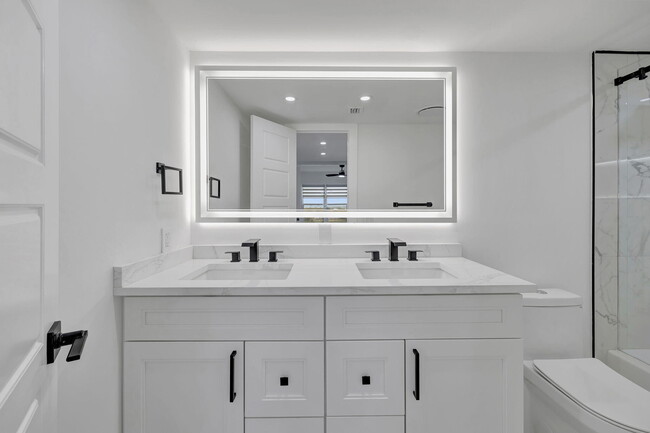 Building Photo - 3050 N Palm Aire Dr