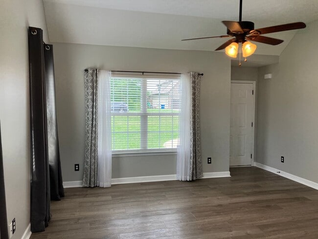Building Photo - Rockvale Home with Large Yard