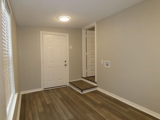 Building Photo - Newly Remodeled 4BR/1BA in Forest Hills Neighborhood