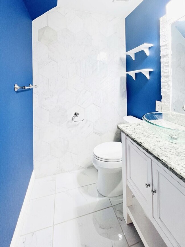 Building Photo - BEAUTIFULLY RENOVATED 4-BEDROOM HOME IN HUNTINGTON PLACE