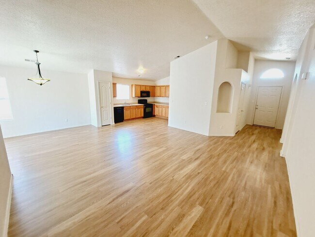 Building Photo - 3 bed 2 bath home in Huning Ranch