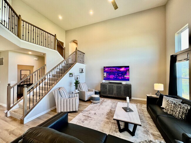 Building Photo - Fully Furnished Executive Miamisburg Home