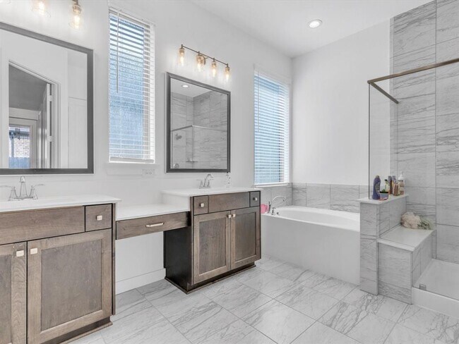 Building Photo - 10718 Hidden Rock Dr